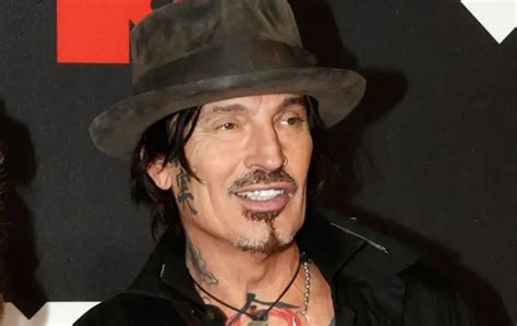 Tommy Lee explica por que postou foto explícita do próprio。